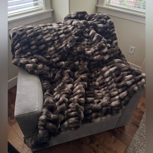 Mon Chateau Luxurious Faux fur Throw Blanket